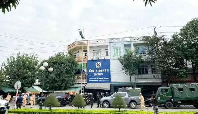 nhom-ve-si-chan-duong-cho-doan-xe-dam-cuoi-2